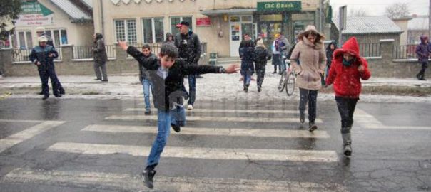 Elevi pe trecerea de pietoni