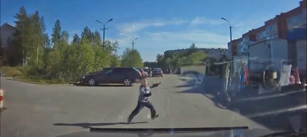 copiii neatenti la masini