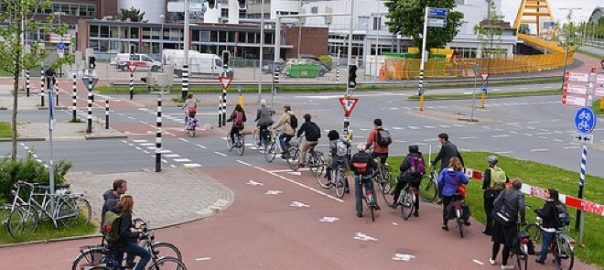 Copii mergand la scoala cu bicicleta
