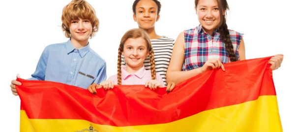 Copii scolari cu steagul spaniol