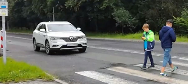 Copii cu telefon pe trecere pietoni