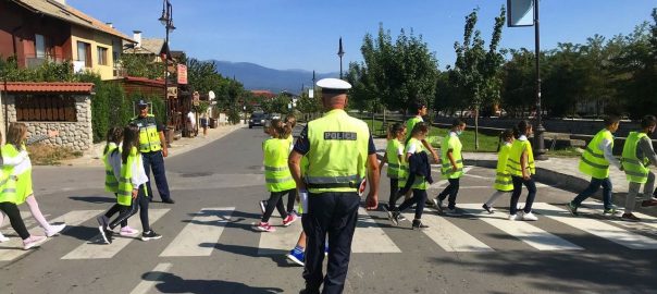 copii traversand, politia vegheaza