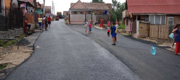 Copii se joaca pe drum